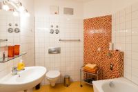 Bad mit Wanne und Duschabtrennung - Bild 4: Ferienwohnung im Herzen von Dresden - Apartment 3