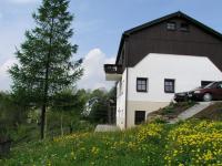 Außenansicht hinten - Die mittlere Etage gehört Ihnen. Sie ist von vorn ebenerdig - Höhe Parkplatz. - Bild 1: Ferienwohnung Miriquidi Perle - Mittleres Erzgebirge *****