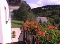 Blick vom Balkon auf die Terrasse - Südseite. - Bild 7: Komfort-Ferienwohnung Hofmann - Mittleres Erzgebirge *****