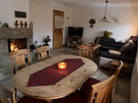 Blick vom Esstisch aus zum brennenden Kamin - Bild 10: Ferienwohnung Miriquidi Perle - Mittleres Erzgebirge *****