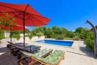 Bild 1: Ferienhaus Sabina mit zwei Ferienwohnungen und Pool