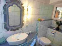Waschtisch mit handgefertigten geschnitzten Spiegel und WC - Bild 7: Ferienzimmer im schönsten Tal der Oberlausitz, in der Cunewalder Obermühle