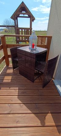 Terrasse aus Wohnzimmer mit direktem Zugang in den hauseigenen Garten.

Kleine Sitzgelegenheit mit Tisch auf der Terrasse und eine große bis zu 8 Personen im Garten. Grillmöglichkeit sowie Spielturm mit Schaukel und Rutsche vorhanden. Eine Wäschespinne befindet sich auch da. - Bild 4: Ferienwohnung Gentsch in Schmannewitz - Eine FeWo NUR für Sie -