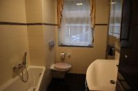 Bad mit Badewanne und Badmöbel mit Spiegelschrank - Bild 13: Ferienwohnung Fischer „Am Greifenbachstauweiher“