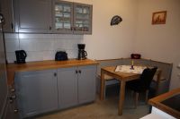 Eckbank /Sitzecke mit 1 Stuhl und großem Tisch in der Küche - Bild 7: Ferienwohnung Fischer „Am Greifenbachstauweiher“