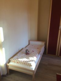 Jugendbett ( 1,60 x 0,70m) mit Rausfallschutz befindet sich im großen Schlafzimmer - Bild 10: Ferienwohnung Fischer „Am Greifenbachstauweiher“